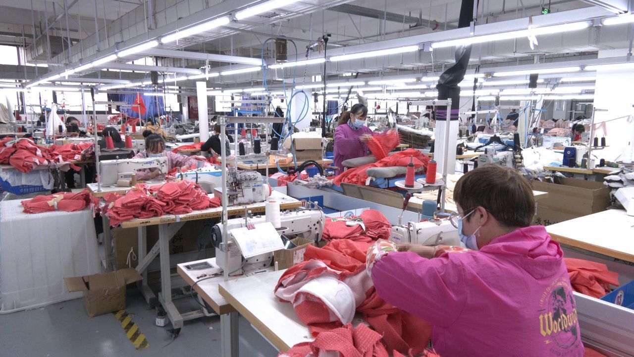 營(yíng)山 家門口辦服裝廠，致富路上“穿新衣”